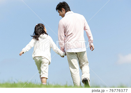 手をつないで歩く親子 手をつないで歩く親子 76776377