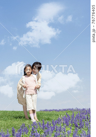 手をつなぐ母親と女の子 手をつなぐ母親と女の子 76776405