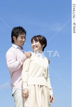 笑顔の夫婦 76776412