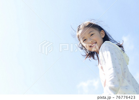笑顔の女の子 76776423