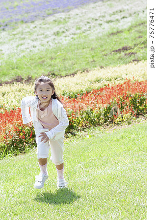 芝生を走る女の子 76776471