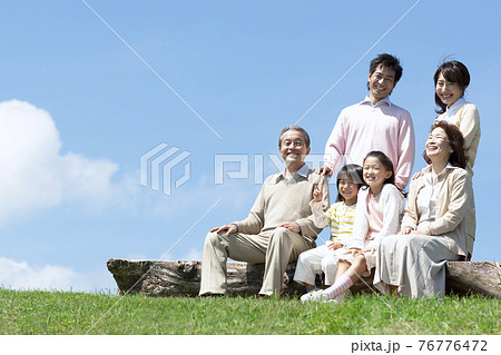 ベンチに座る三世代家族 76776472