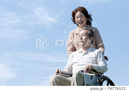 車椅子で散歩するシニア夫婦 車椅子で散歩するシニア夫婦 76776522