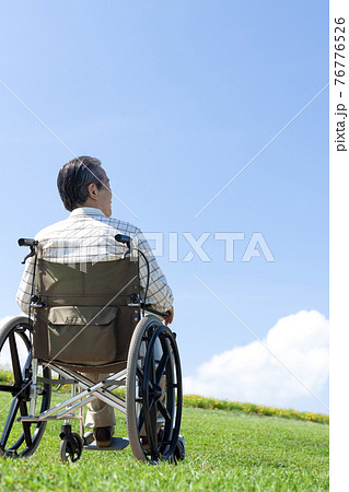 車椅子で散歩するシニア男性 76776526