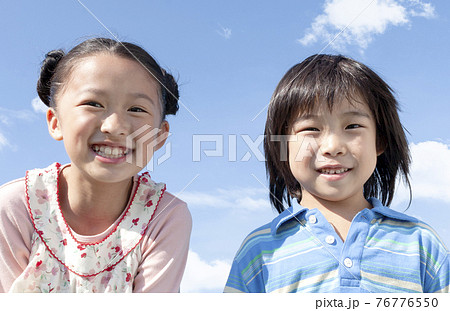 笑顔の女の子と男の子の写真素材