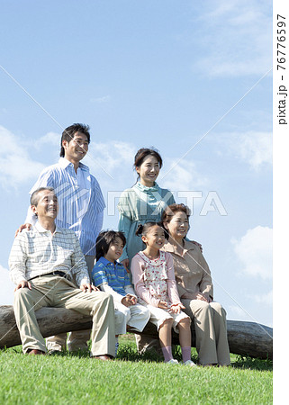 ベンチに座る三世代家族 76776597