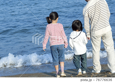 海辺に立つ父親と子供の写真素材 [76776636] - PIXTA