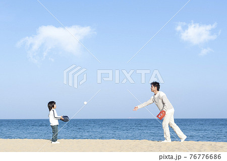 砂浜で野球をする親子 76776686