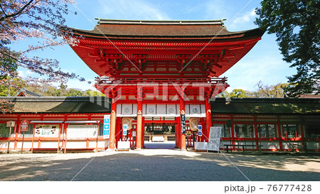 下鴨神社の朱色の楼門 正面 下鴨神社の朱色の楼門 正面 76777428