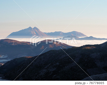 1月の牧ノ戸峠・沓掛山の東屋付近から観た雲海の向こうの由布岳・鶴見岳　大分県玖珠郡九重町田野 76778005
