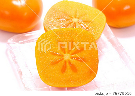 柿 次郎柿 甘柿 カット 種無し 明るい背景の写真素材