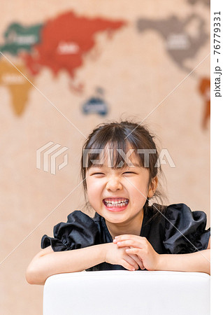 子供 幼児 少女 76779331
