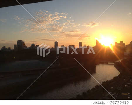 都会の夕焼け 76779410