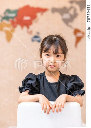 子供 幼児 少女 76779451