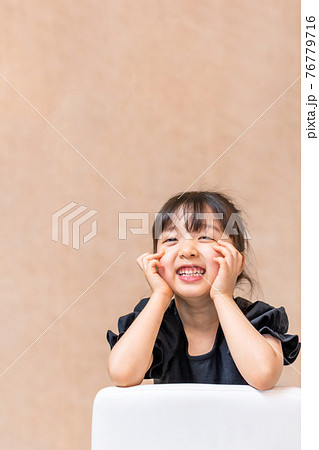 子供 幼児 少女 76779716