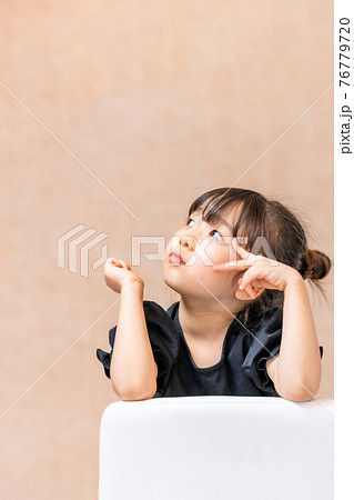 子供 幼児 少女 76779720