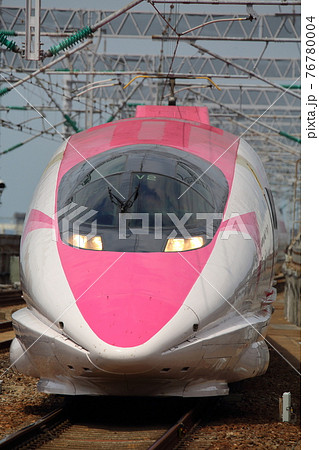 500系新幹線の正面縦アップ ピンクの可愛いラッピング車両 山陽新幹線の特別仕様列車 鉄道写真素材 500系新幹線の正面縦アップ ピンクの可愛いラッピング車両 山陽新幹線の特別仕様列車 鉄道写真素材 76780004