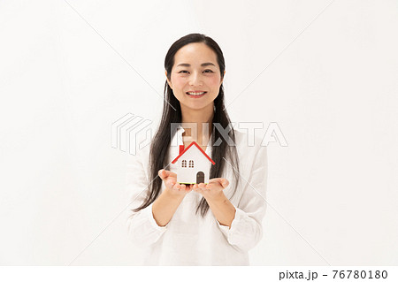 不動産 住宅 ミドル女性 不動産 住宅 ミドル女性 76780180