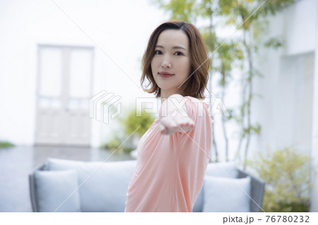 女性 ヨガ 女性 ヨガ 76780232