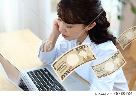 お金が減って困った女性イメージ お金が減って困った女性イメージ 76780734