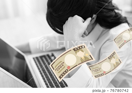 お金が減って困った女性イメージ 76780742
