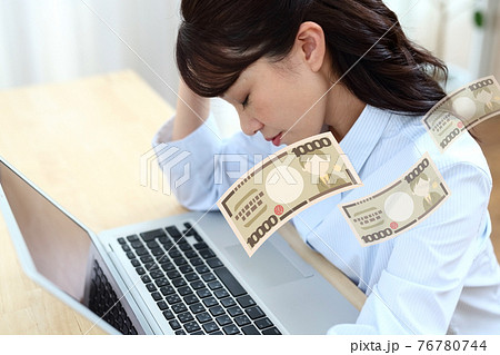 お金が減って困った女性イメージ 76780744
