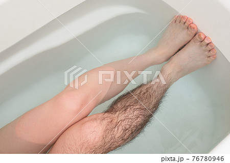 メンズ　脚脱毛　before & afterイメージ　片脚のみ 76780946