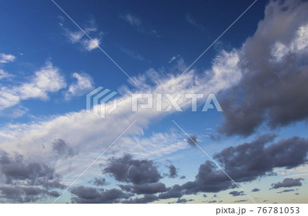 夜明けの空 黒い雲と白い雲 夜明けの空 黒い雲と白い雲 76781053