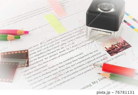 英文の校正　英語　色校正　編集　校正紙　ビジネスシーン　校正記号　出版　赤入れ 76781131