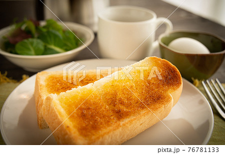 朝食にモーニングセット　モーニングサービス　朝食メニュー　パン 76781133