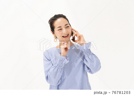 電話をする女性　ミドル 76781203