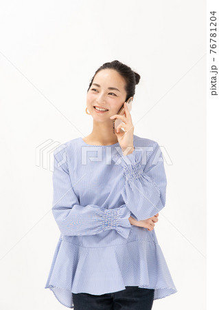 電話をする女性 ミドル 電話をする女性 ミドル 76781204