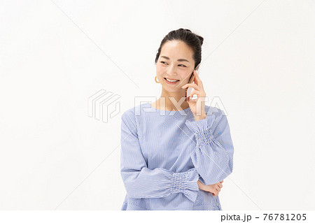 電話をする女性　ミドル 76781205