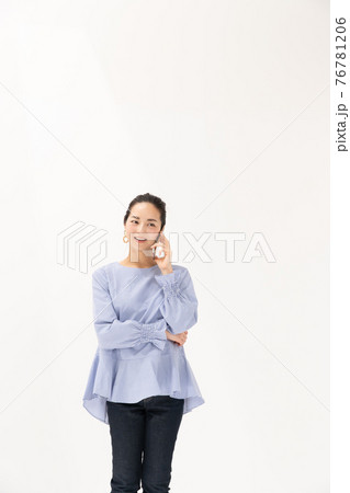 電話をする女性　ミドル 76781206