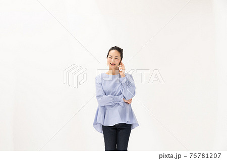 電話をする女性 ミドル 電話をする女性 ミドル 76781207