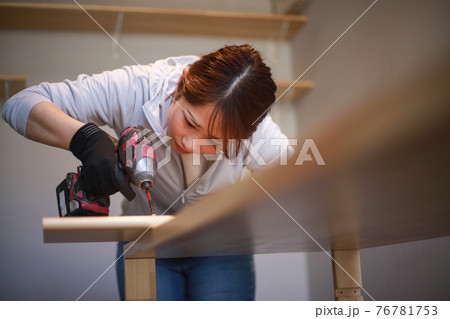 電動ドライバーでネジを締める女性 76781753