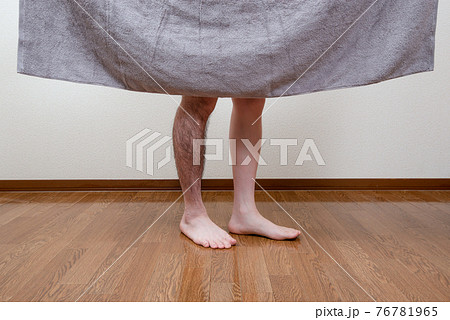 メンズ　脚脱毛　before & afterイメージ　片脚のみ 76781965