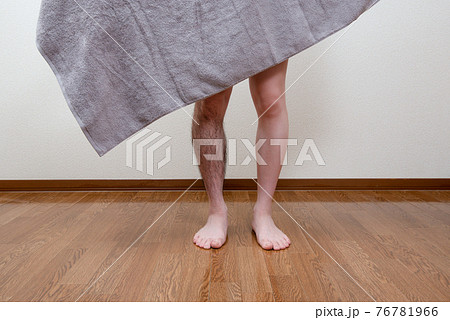 メンズ　脚脱毛　before & afterイメージ　片脚のみ 76781966