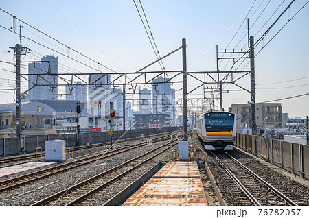 鉄道　武蔵中原駅から望む南武線と武蔵小杉の高層ビル群　神奈川県川崎市 76782057