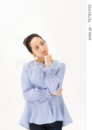 悩む女性 ミドル 悩む女性 ミドル 76782450
