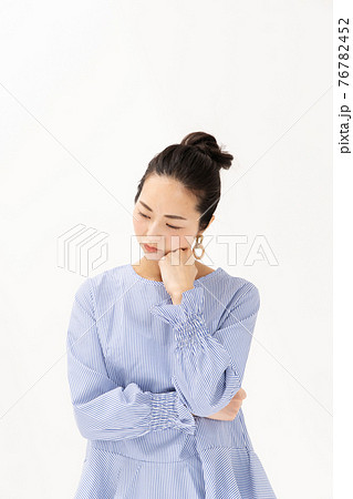 悩む女性　ミドル 76782452