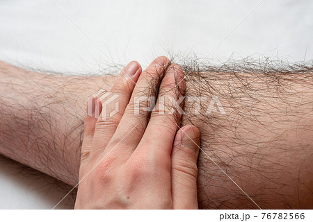 メンズ　脱毛　beforeイメージ　脚のアップ 76782566