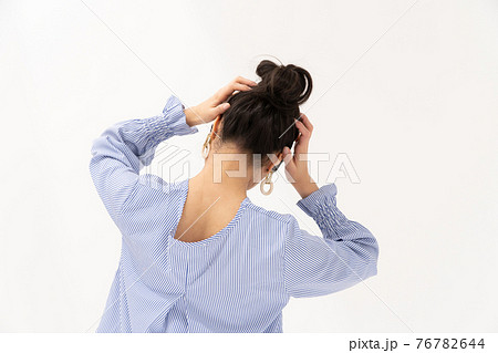ミドル女性　後ろ姿　悩む 76782644