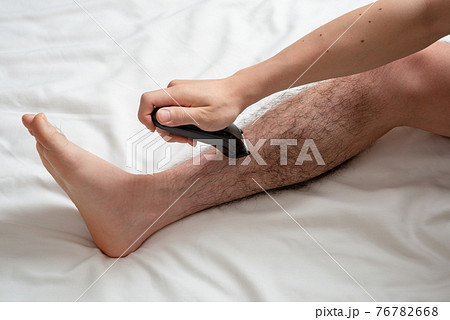 メンズ　脚脱毛　before & afterイメージ　片脚のみ 76782668