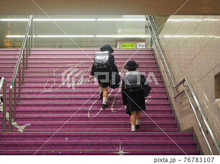 小学生の通学路 小学生の通学路 76783107