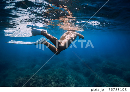 Naked sporty woman with freediving fins swim in...の写真素材 [76783198] - PIXTA