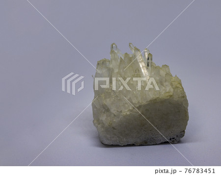 繊細な結晶が集まった水晶の塊　クリスタル 76783451