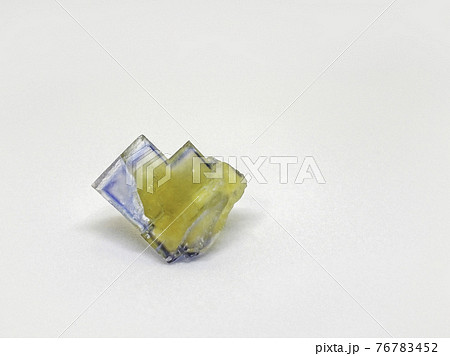 青色のゾーニングが美しい黄色のハート型蛍石の写真素材 [76783452] - PIXTA