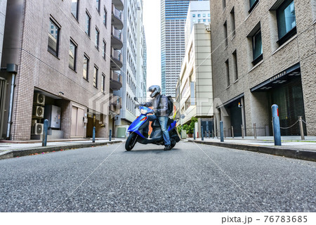 バイク通勤をする男性 横浜 バイク通勤をする男性 横浜 76783685