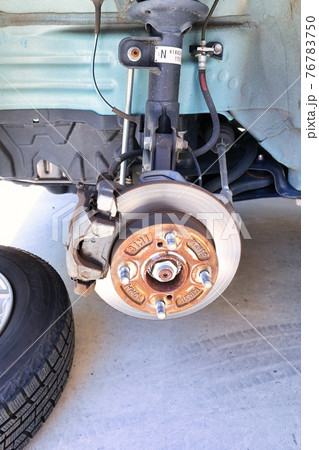 車のタイヤ交換と整備 ジャッキアップ ブレーキディスク 縦構図の写真素材
